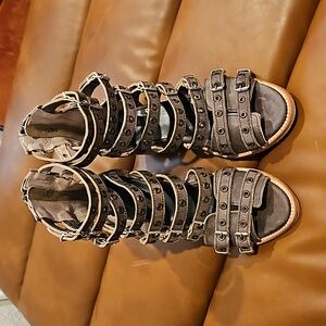 Leather, heeled buckle sandals